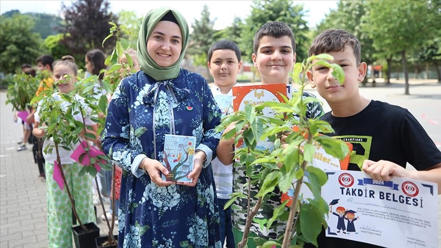 Ayşegül öğretmenin hayali, mezuniyette fidan hediye ettiği öğrencileriyle yetiştirecekleri ağacın gölgesinde buluşmak