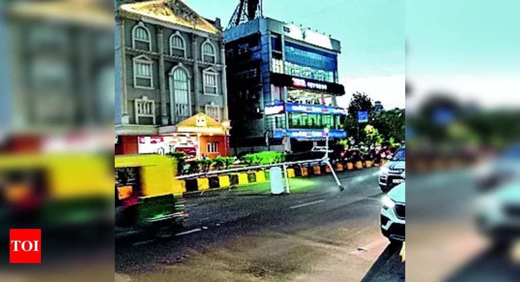 Lamppost crashes down on scooterist | Ahmedabad News - Times of India