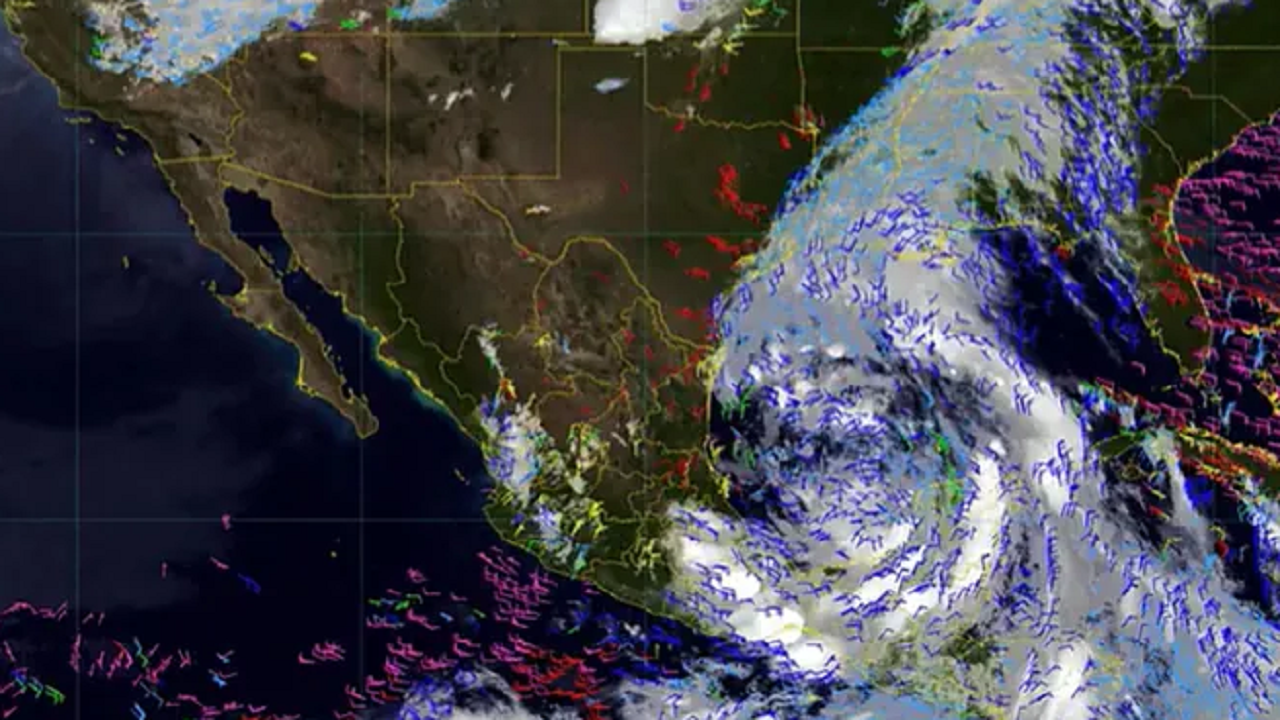 La costa de Texas sufre inundaciones antes de la llegada de la tormenta tropical Alberto