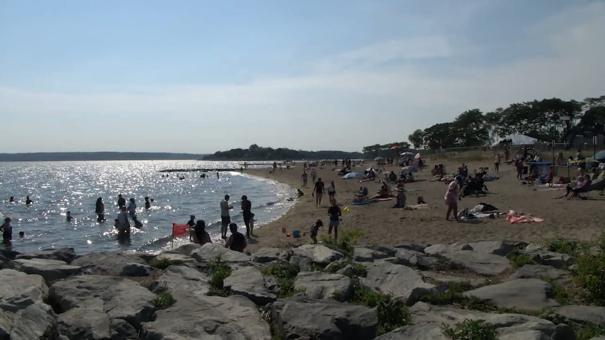 Locals make the most of hot weather at Oakland Beach in Warwick | ABC6