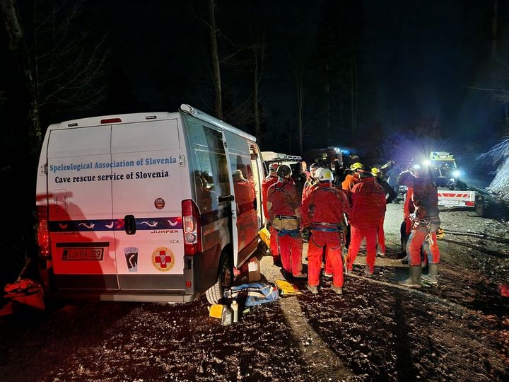 FOTO: Na območju Gotenice celonočno reševanje ponesrečenega jamarja