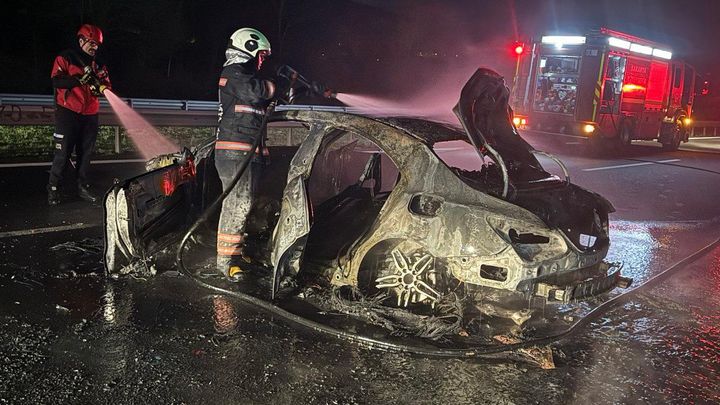 Anadolu Otoyolu'nda kaza yapan otomobil alev alev yandı