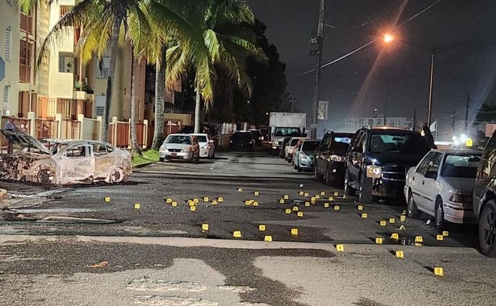 Varios vehículos quemados y baleados frente a residencial en Guaynabo - El Expresso