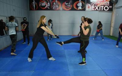 Academia de artes marciales impartió curso de defensa personal para mujeres