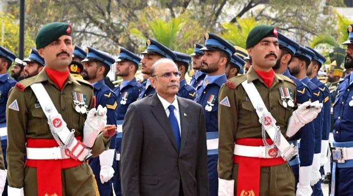 Zardari given guard of honour at Aiwan-e-Sadr