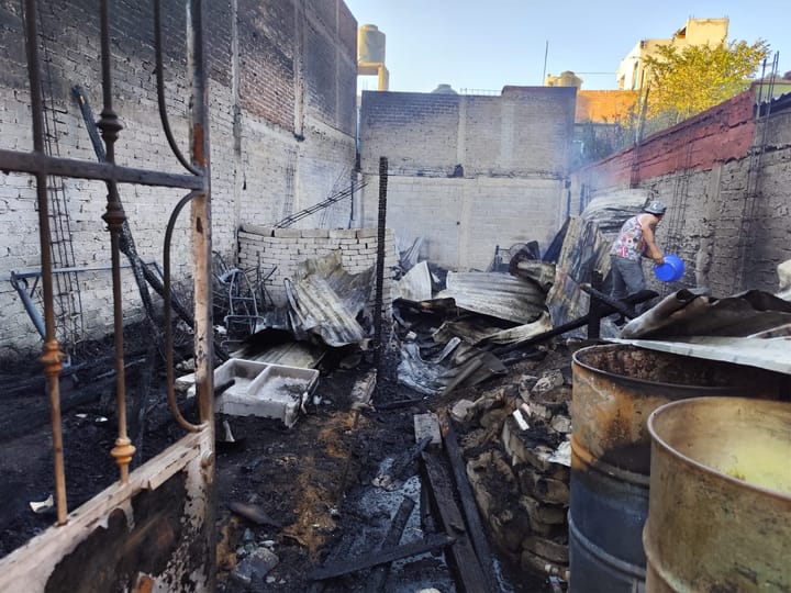 Por supuesta falla eléctrica se incendia casa en colonia Solidaridad