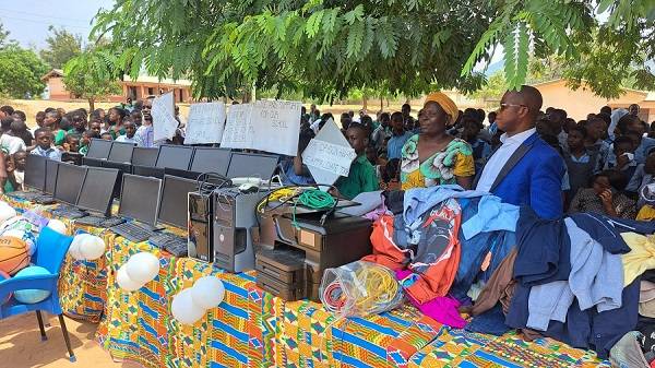 US-based Ghanaian philanthropist donates GH₵ 200,000 items to Kpeve schools, health directorate - Ghanaian Times