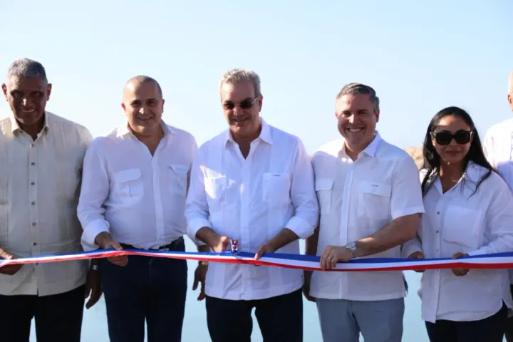 Abinader inaugura muelles pesqueros de Río San Juan y Cabrera