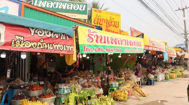 (คลิป)ชาวตลาดมอกล้วยไข่ว้าวุ่น ลูกค้าเงียบ ต้องแต่ง "ดำดง"แบกกล้วยเรียกลูกค้ากันแล้ว