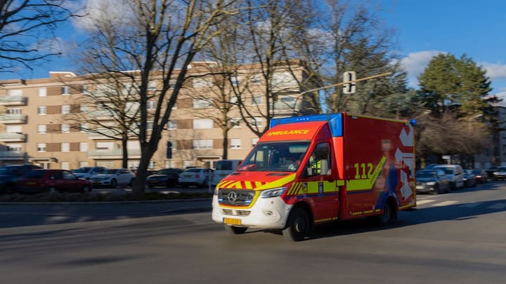 La voiture prend feu après avoir percuté un arbre, un homme est mort