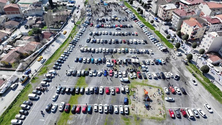 Bağcılar'da gönüllüler araçlarıyla vatandaşları sandığa taşıyacak