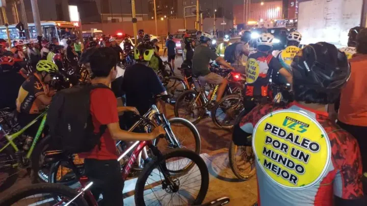 Ciclistas realizan plantón en el óvalo Higuereta de Surco tras muerte de un hombre atropellado por custer | RPP Noticias