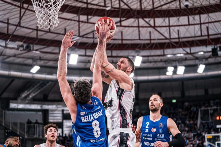 La Virtus è tornata: prova di forza a Brescia (73-87) e adesso è in vetta al campionato