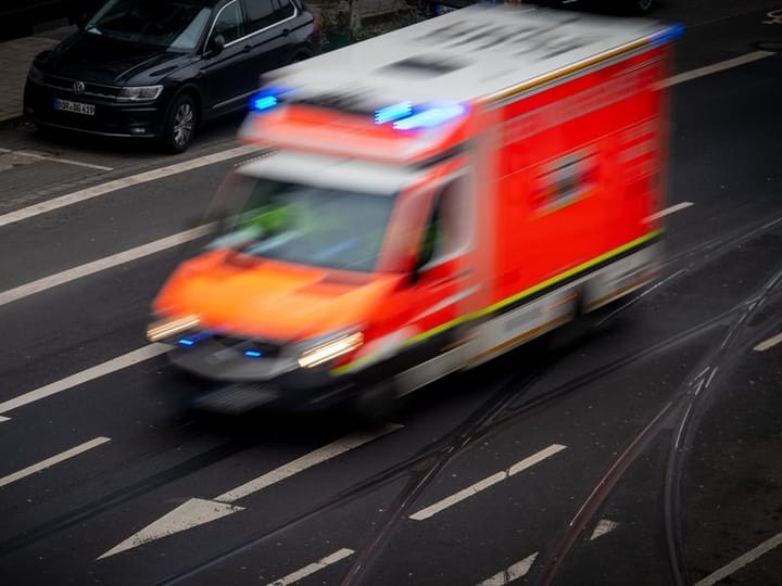 Düsseldorf: 79-Jährige von Auto erfasst - Fahrer betrunken?