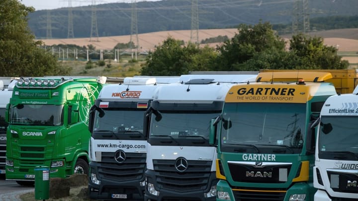 Neue Projekte gegen die Parknot von Lastwagen auf Autobahnen