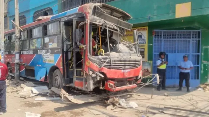 Bus de transporte público se despistó y chocó contra tres locales comerciales en Villa María del Triunfo | RPP Noticias