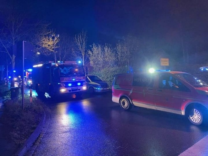 Feuerwehr Dinslaken: Eingeklemmte Person aus Auto befreit