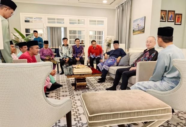 Dr Wee visits Johor MB's open house