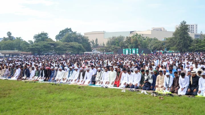 Muslims converge in mosques for Eid-ul-Fitr, marking Ramadhan end