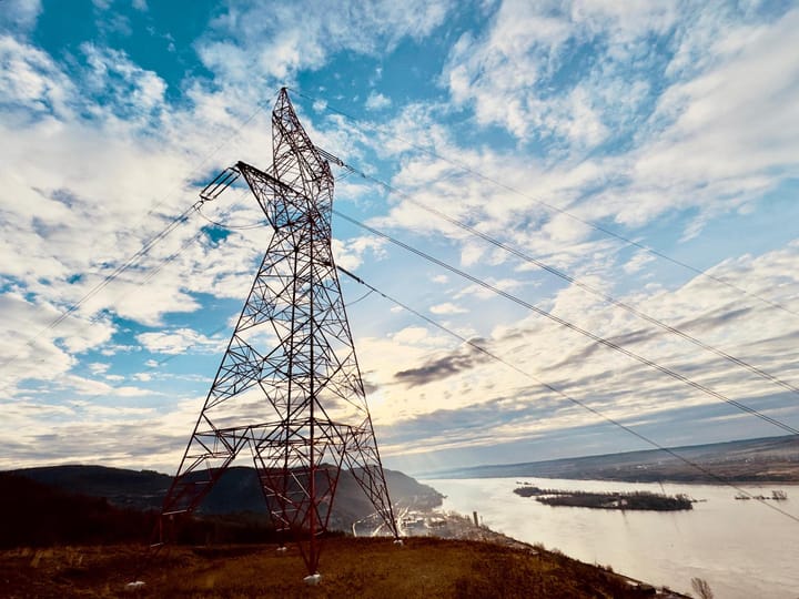 Transelectrica a inaugurat cea mai complexă linie electrică aeriană construită în ultimii 30 de ani în Rețeaua Electrică de Transport din România