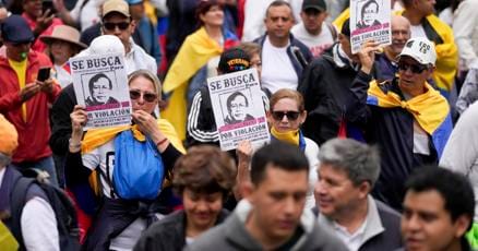 Miles de opositores protestan en Colombia y Petro insiste en que buscan "derrocar" su gobierno