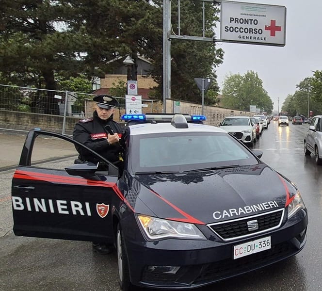 Crea il caos all'interno del Pronto Soccorso e tenta di sfilare la pistola ad una guardia giurata: 30enne arrestato dai Carabinieri - Giornale L'Ora