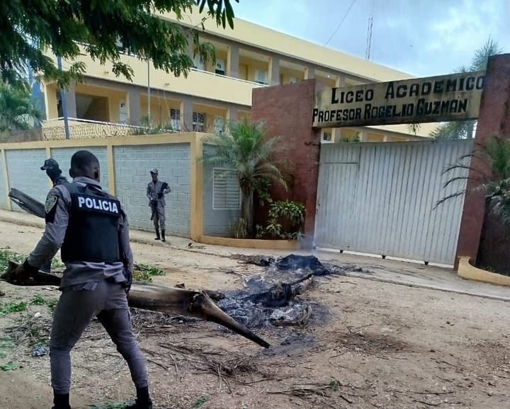 Incendian entrada de escuela durante protesta por arreglo de calles y otras demandas en Monte Plata