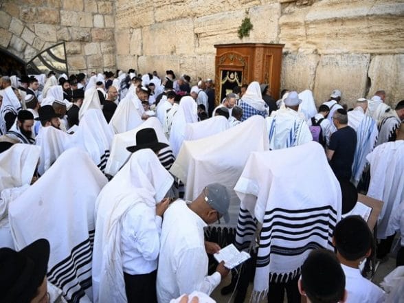 World News | 'The People of Israel Need the Blessings Now More Than Ever': Jews Flock to Western Wall | LatestLY