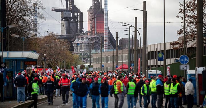 Beschäftigte von Thyssenkrupp-Stahlsparte versammeln sich