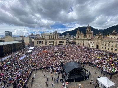 Masiva participación en marcha del 1 de mayo en Colombia