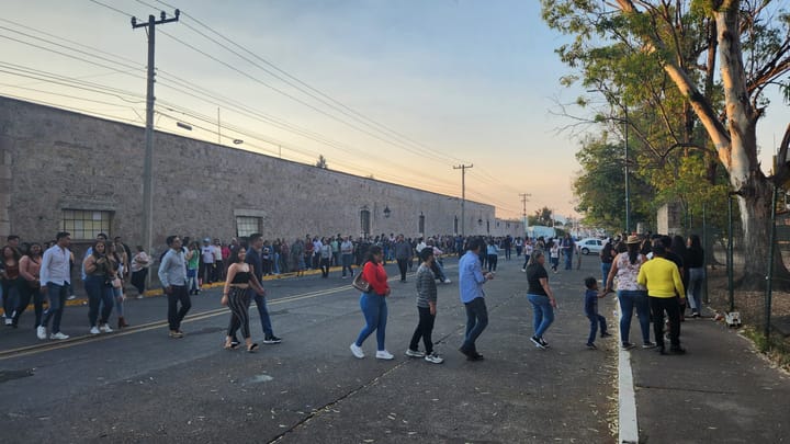 Interminable, fila para entrar al Venus a ver a La Arrolladora