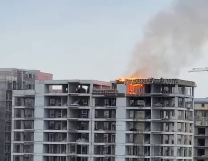 Минстрой прокомментировал пожар на стройке в Сергели. Видео