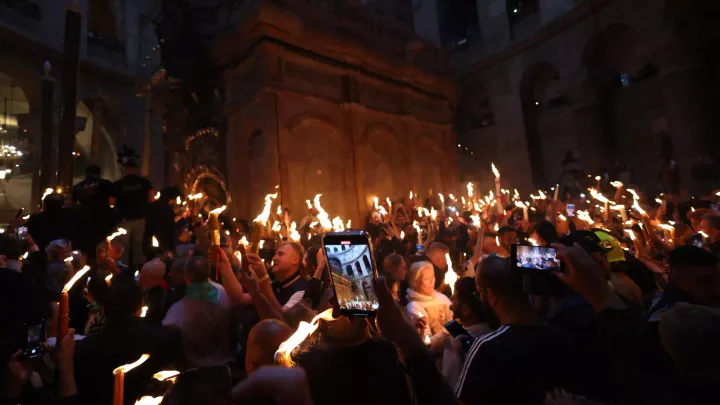 الفلسطينيون المسيحيون يحيون "سبت النور" في القدس الشرقية وسط قيود أمنية إسرائيلية