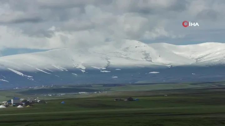 Kars'ta dağların zirvesi beyaza büründü