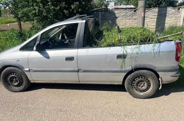 Autu odrezal strechu a vyrobil z neho pick up. A jazdil bez dokladov