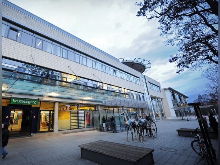 Starke Polizeipräsenz am Helios Klinikum Erfurt: Strafgefangenen zur medizinischen Versorgung gebracht