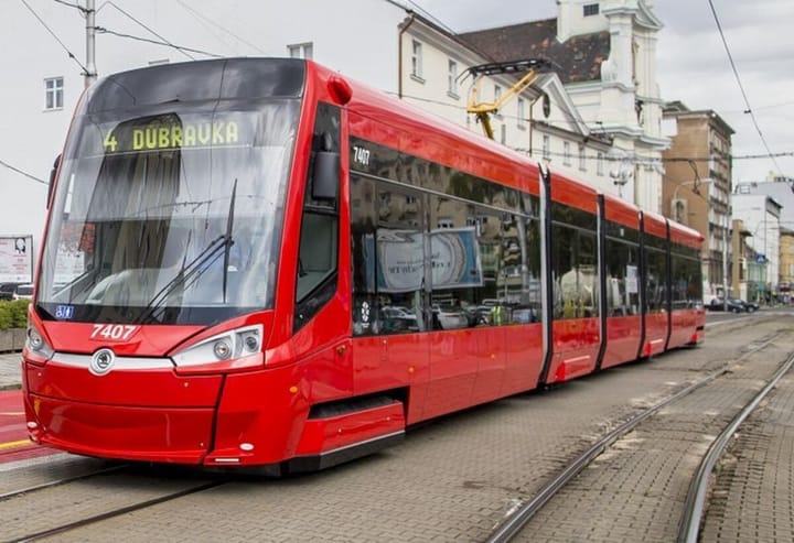 Na Vajnorskej sa zrazilo auto s električkou, priecestie je neprejazdné