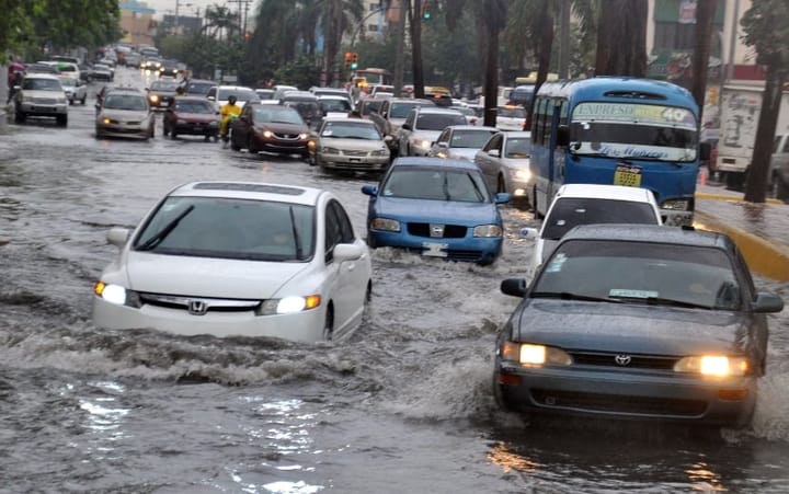 Sombrilla en mano ante una vaguada sobre país