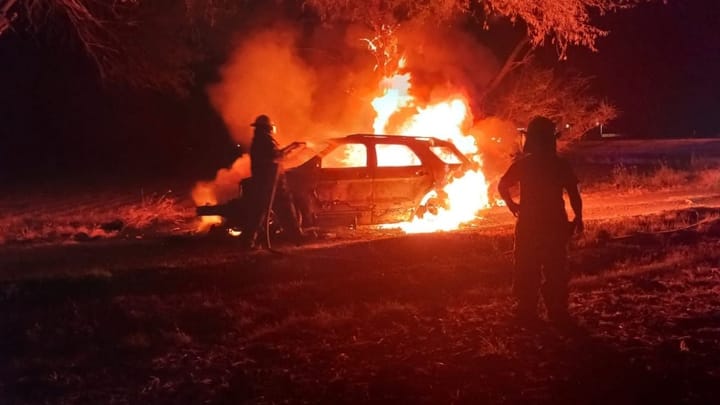 Movilizan a Bomberos con incendios simultáneos en carreteras de Pénjamo