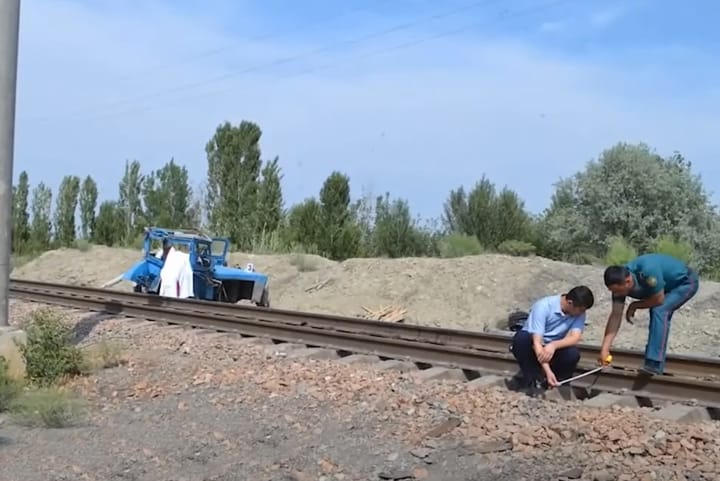 В Ферганской области от наезда поезда погиб школьник, управлявший трактором