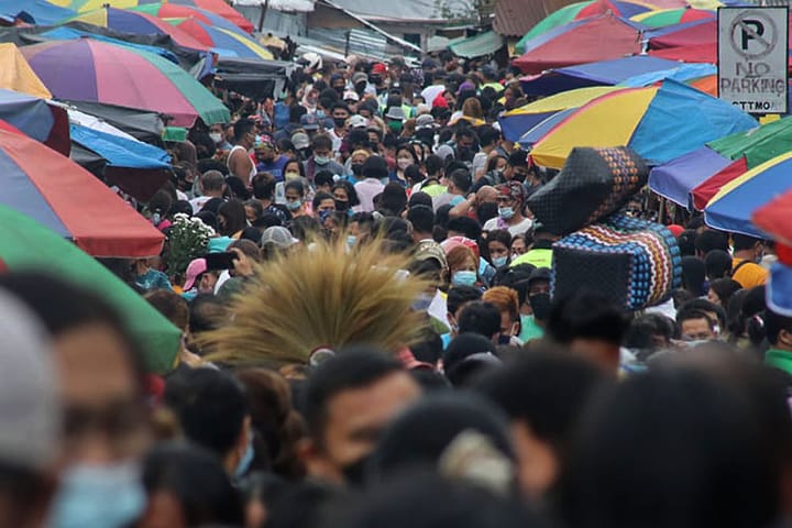 Sidewalk vendors around Davao's Bankerohan Market assured transfer won't affect sales