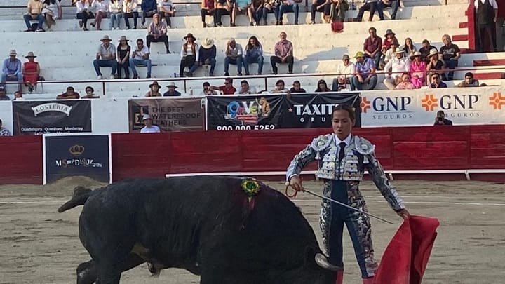 Paola San Román destaca en corrida en honor a la Virgen de la Luz; Sergio Flores se lleva orejas