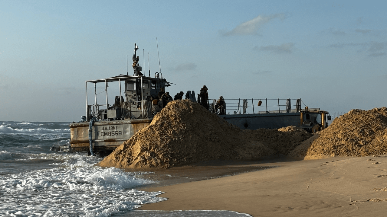 US ships operate on the beach at the Gaza Humanitarian Wharf on the Israeli coast - ExBulletin