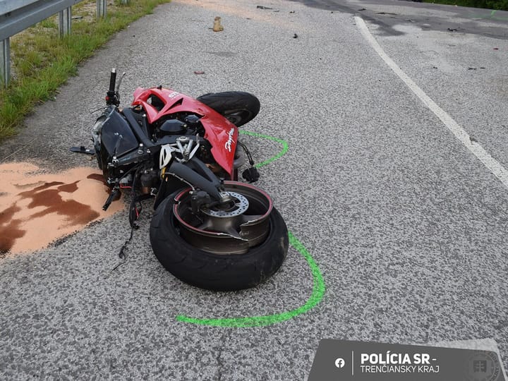 Motocyklista náraz do autobusu nemal šancu prežiť