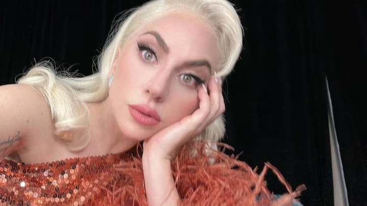 Lady Gaga Dirumorkan Hamil Usai Pamer Perut Buncit di Pernikahan Adiknya