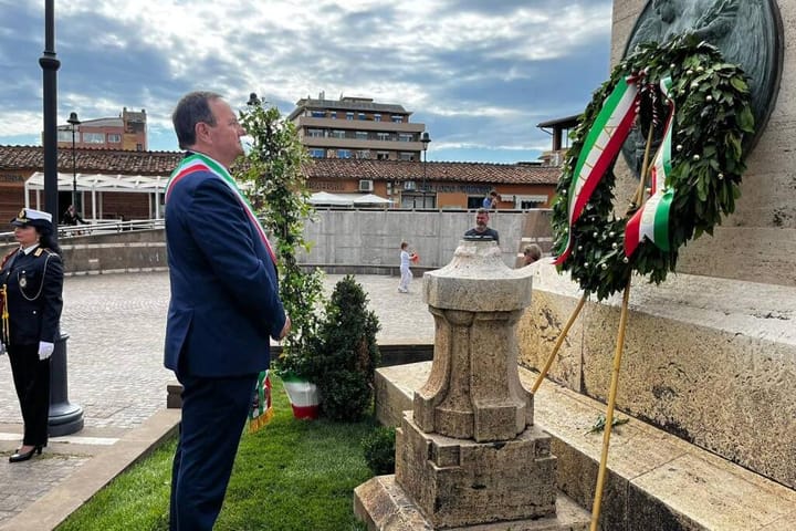 2 Giugno: il sindaco depone una corona d'alloro al Monumento ai Caduti