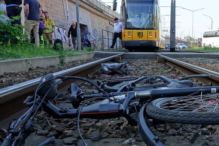 Fahrradfahrer gerät in Dresden unter Straßenbahn!