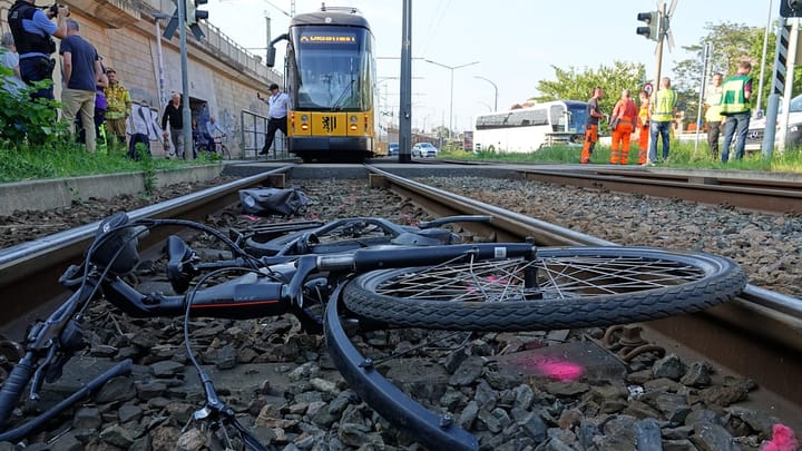 Dresden: Radfahrer (70) wird von Straßenbahn erfasst, schwer verletzt