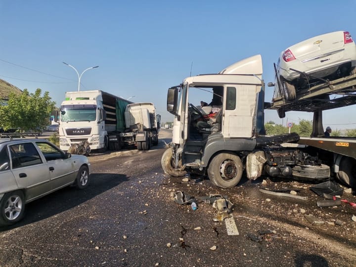 На трассе в Джизакской области грузовики столкнулись с автотрейлером