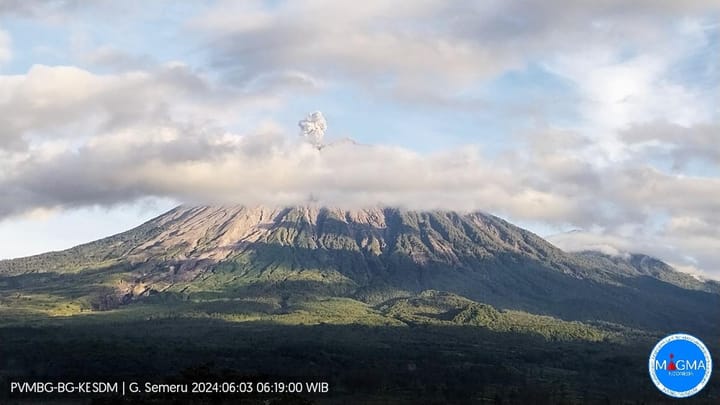 Gunung Semeru Erupsi Lagi, Disertai Guguran Lava Pijar